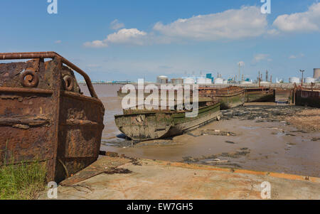 Die Schlammbänke der Humber Mündung bei Ebbe flankieren einen stillgelegten Schiff Hof, verlassene Schiffe eine chemische Fabrik. Stockfoto