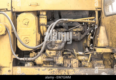 Nahaufnahme von einem Motorraum einer gelben industrielle Erde Bagger Maschine Stockfoto