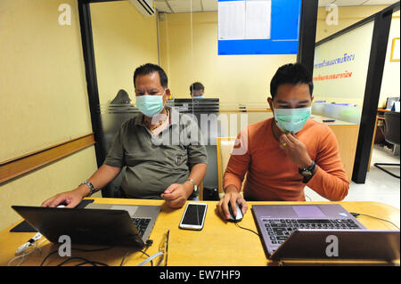 Bangkok, Thailand. 19. Juni 2015. Thais tragen Schutzmasken während der Arbeit in Bangkok, Thailand, 19. Juni 2015. Thailands öffentliche Gesundheitsministerium am Donnerstag bestätigte das Land der erste Fall des Nahen Osten respiratorische Syndrom (MERS). © Rachen Sageamsak/Xinhua/Alamy Live-Nachrichten Stockfoto