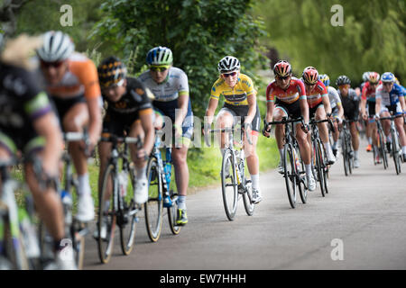 Pipewell, Northamptonshire, UK. 19. Juni 2015. In Phase 3 der Aviva Frauen Tour of Britain sieht der Inhaber des gelben Trikots, Lisa Brennauer Deutsch, entspannt am Mittag am Freitag 19. Juni als das Hauptfeld Fahrten durch das Dorf Pipewell, Northamptonshire, wo einst ein Zisterzienser Kloster 1143 erbaut. Bildnachweis: Vermischtes/Alamy Live News Stockfoto