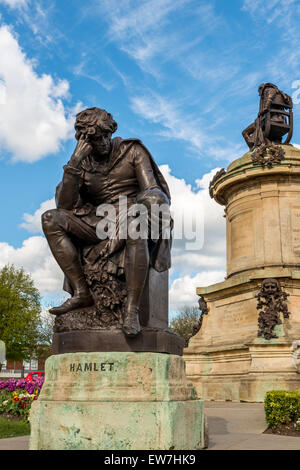 Statue von Hamlet außerhalb der Swan Theatre in Stratford-upon-Avon, Geburtsort von Shakespeare Stockfoto