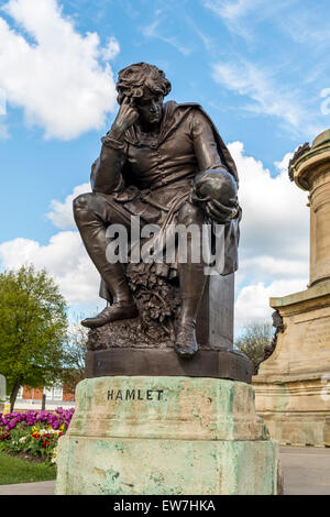 Statue von Hamlet außerhalb der Swan Theatre in Stratford-upon-Avon, Geburtsort von Shakespeare Stockfoto