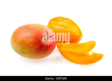 Ganze und geschnittene Mangos mit Mango FRUCHTSCHEIBEN isoliert auf weißem Hintergrund Stockfoto