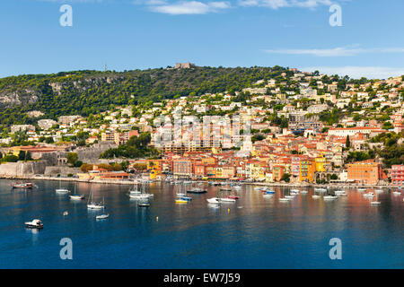 Küstenblick auf malerische Côte d ' Azur Stadt Villefranche-Sur-Mer mit Freizeitboote im Hafen, Burg und Festung Mont verankert Stockfoto