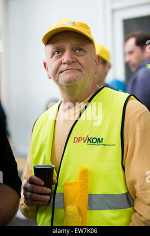 Berlin, Deutschland. 19. Juni 2015. Henning Abel Proteste bei einer Demonstration von Arbeitern der Deutschen Post für höhere Löhne in Berlin, Deutschland, 19. Juni 2015. Foto: GREGOR FISCHER/DPA/Alamy Live-Nachrichten Stockfoto