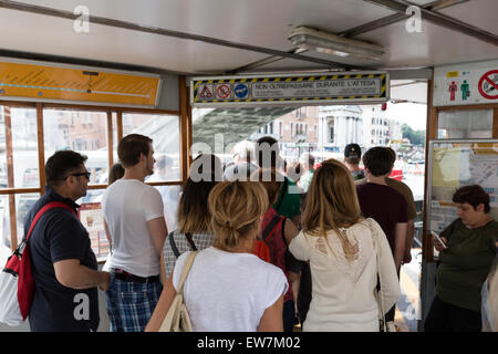 Fluggästen eine Vaporetto-Wasserbus in Venedig Stockfoto