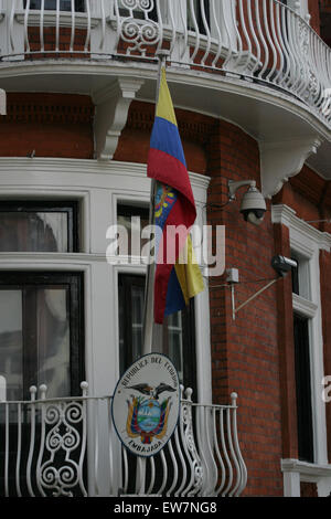 London, UK. 19. Juni 2015. Flagge vor der ecuadorianischen Botschaft. Polizisten bleiben auf der Hut vor der Botschaft auf der drei-Jahres-Jubiläum, da Wikileak Gründer Julian Assange das Gebäude betreten. Bildnachweis: Finn Nocher/Alamy Live-Nachrichten Stockfoto