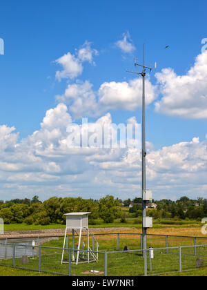 Meteorologische Station auf dem Hintergrund Fluss Wieprz. Stockfoto