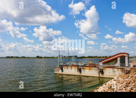 Damm auf der Lagune Nielisz in der Nähe von Nielisz Dorf in der Woiwodschaft Lublin, Polen. Stockfoto