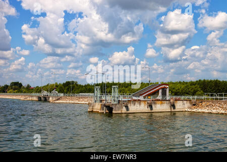 Damm auf der Lagune Nielisz in der Nähe von Nielisz Dorf in der Woiwodschaft Lublin, Polen. Stockfoto