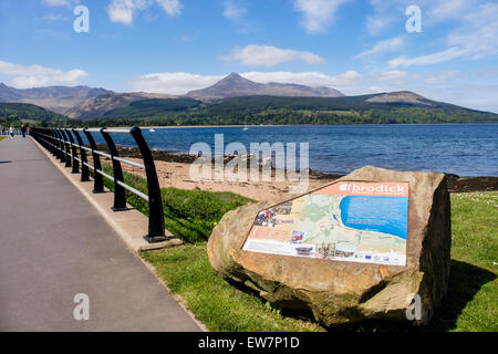 Touristische Informationen über die Strandpromenade mit Blick auf die Ziege fiel Berg, der über brodick Bay. Brodick Isle of Arran Schottland Großbritannien Stockfoto