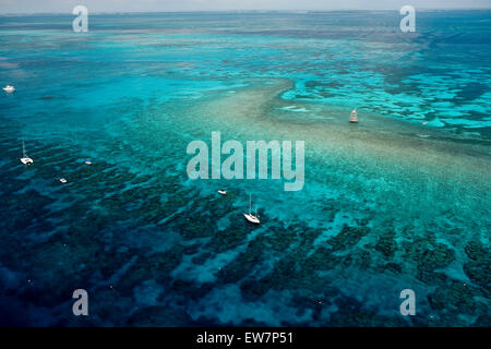 Luftaufnahme des kommerziellen und privaten Tauchboote auf Melasse Reef, Key Largo, Florida Stockfoto