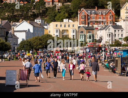 Großbritannien, Wales, Conwy, Llandudno, Besucher bei Sonnenschein auf promenade Stockfoto