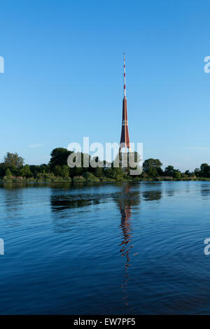 Der Fernsehturm Riga in Lettland, Europa blue sky Fluss Daugava Abend Unterhaltung Reisen Stockfoto