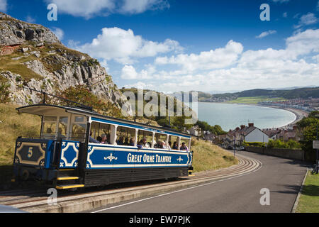 Großbritannien, Wales, Conwy, Llandudno, Ty Gwyn Road, Great Orme Straßenbahn Straßenbahn absteigend steilen Hügel über der Küste Stockfoto