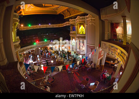 Großbritannien, Wales, Conwy, Llandudno, Gloddaeth Street, Gasthauss Palladium Pub im ehemaligen Kino, Innenraum Stockfoto