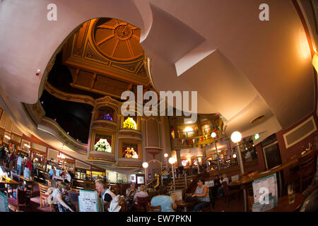 Großbritannien, Wales, Conwy, Llandudno, Gloddaeth Street, Gasthauss Palladium Pub im ehemaligen Kino, Innenraum Stockfoto