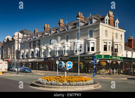 UK, Wales, Conwy, Llandudno, Gloddaeth Straße, Geschäfte, Cafés und Gasthauss Palladium im ehemaligen Kino Stockfoto