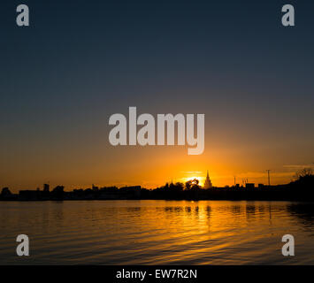 Sonnenuntergang über daugava in der Hauptstadt Riga Stadt Stockfoto