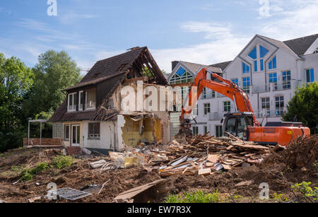 Teilweise abgerissen Haus mit Bauschutt und digger Stockfoto