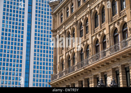 Opernturm und klassische Fassade des Hauses am Opernplatz in Frankfurt am Main Stockfoto