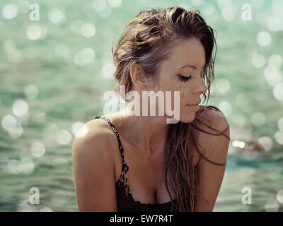 Frau mit schwarzer Mascara laufen über ihr Gesicht Stockfoto