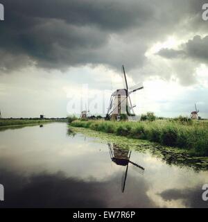 Windmühlen an einem Fluss, Kinderdijk, Niederlande Stockfoto
