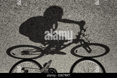 Schatten eines Mädchens mit dem Fahrrad Stockfoto