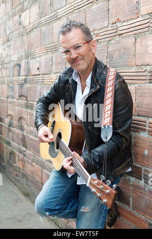 Porträt des Mannes in der Gasse, die Gitarre zu spielen Stockfoto