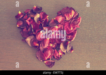 Erhöhten Blick auf Rosenblätter in der Form eines Herzens Stockfoto