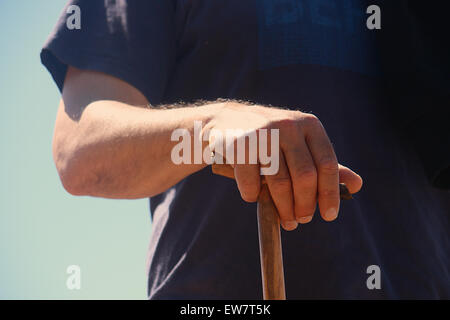 Nahaufnahme von einem senior Mann hält einen Spazierstock Stockfoto