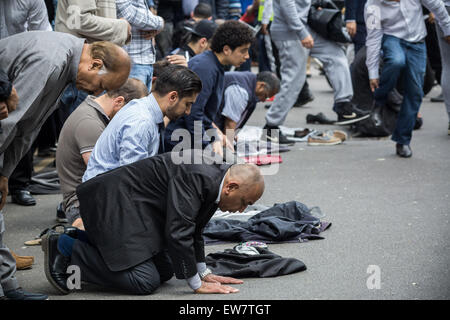 London, UK. 19. Juni 2015. Britische Muslime besuchen Freitag Mittag-Gebete an die London Central Mosque am 2. Tag des Ramadan © Guy Stockfoto