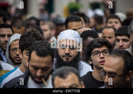 London, UK. 19. Juni 2015. Britische Muslime besuchen Freitag Mittag-Gebete an die London Central Mosque am 2. Tag des Ramadan © Guy Stockfoto