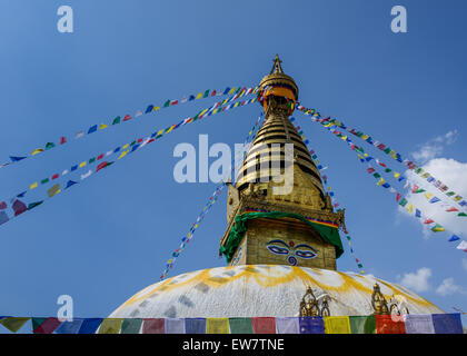 Bodnath Stupa geschmückt mit Fahnen, Kathmandu, Nepal Stockfoto