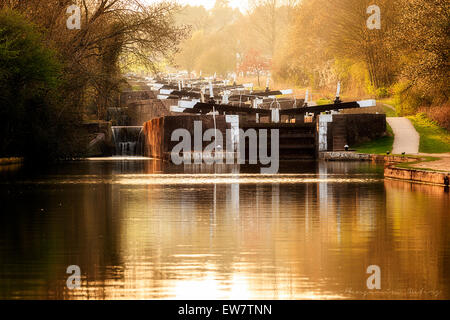 Hatton schließt bei Sonnenuntergang am Grand Union Canal, Warwickshire, England, Großbritannien Stockfoto