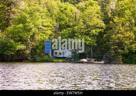 RV Campingplatz mit Solar-Panel in Haliburton Highlands Wald in Ontario; Kanada Stockfoto