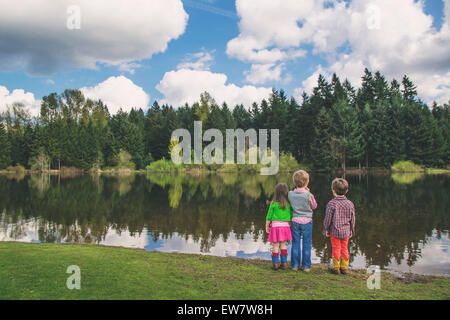 Drei Kinder, Blick auf See Stockfoto