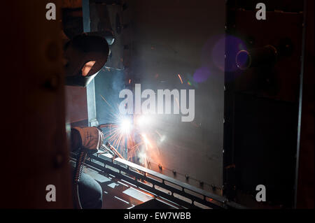 Schweißer verwendet Fackel zum Schweißen bei der Herstellung von metallischen Geräten. Stockfoto