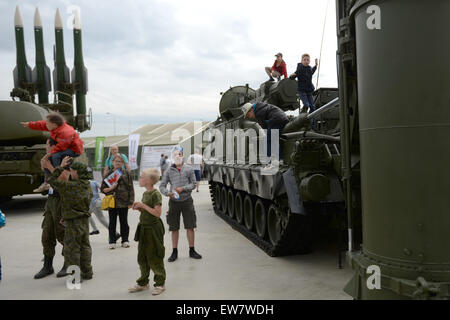 Moskau, Russland. 19. Juni 2015. Besucher schauen Raketensystem Buk und lange Reihe Boden-Luft-Raketen-System S300 während des internationalen militärisch-technischen Forums "Armee-2015" in der Nähe von Kubinka in der Region Moskau, Russland, 19. Juni 2015. Das Forum fand vom 16. Juni bis 19. © Pavel Bednyakov/Xinhua/Alamy Live-Nachrichten Stockfoto