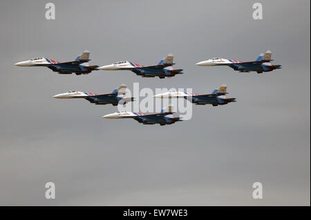 Moskau, Russland. 19. Juni 2015. Kunstflugstaffel zweimotorigen supermaneuverable Kampfjets Su-27 der Russkie Vityazi ("Russian Knights") fliegt während der internationalen militärisch-technischen Forum "Armee-2015" in der Nähe von Kubinka in der Region Moskau, Russland, 19. Juni 2015. Das Forum fand vom 16. Juni bis 19. © Pavel Bednyakov/Xinhua/Alamy Live-Nachrichten Stockfoto