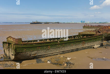 Die Schlammbänke der Humber Mündung bei Ebbe flankieren einen stillgelegten Schiff Hof, verlassene Schiffe eine chemische Fabrik. Stockfoto