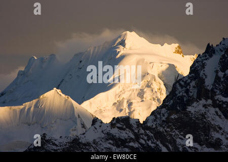 Alpenglühen auf Wolken und Berge bei Sonnenuntergang auf dem Biafo Gletscher im Karakoram Himalaya von Pakistan Stockfoto