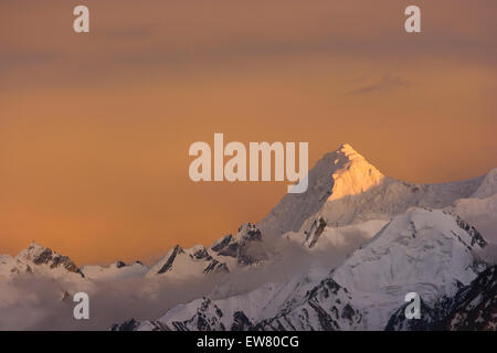 Alpenglühen auf Wolken und Berge bei Sonnenuntergang auf dem Biafo Gletscher im Karakoram Himalaya von Pakistan Stockfoto