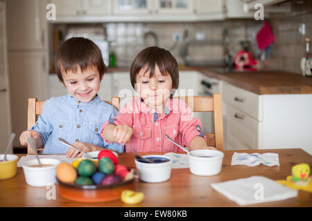 Zwei süßen jungen, Färben von Eiern zu Ostern zu Hause Spaß Stockfoto