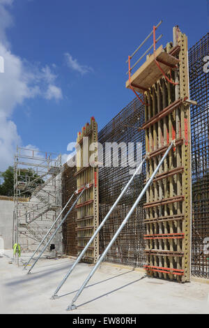 Schaltafeln Holz für den Bau von 10m hohen Betonwänden für einen neuen überdachten Behälter in Derbyshire Stockfoto