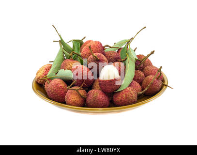 Reife Frucht der Litschi (Litchi) gegen isoliert auf weißem Hintergrund Stockfoto