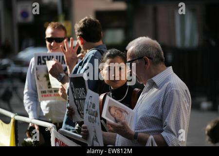 London, UK. 19. Juni 2015. Demonstranten besuchen eine Mahnwache vor der ecuadorianischen Botschaft. Polizisten bleiben auf der Hut vor dem Gebäude auf der drei-Jahres-Jubiläum seit Wikileaks Gründer Julian Assange die Botschaft. Bildnachweis: Finn Nocher/Alamy Live-Nachrichten Stockfoto