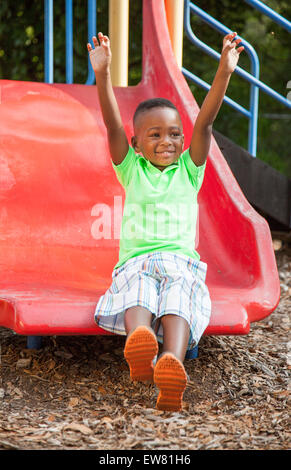 Young African American Boy Alter 4 spielen im Park in Florida Stockfoto