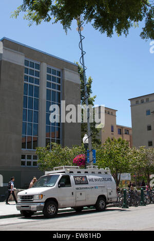 Newscrew Berichterstattung über den Tod von sieben irischen Studenten auf dem Balkon Zusammenbruch in Berkeley, Kalifornien. Stockfoto