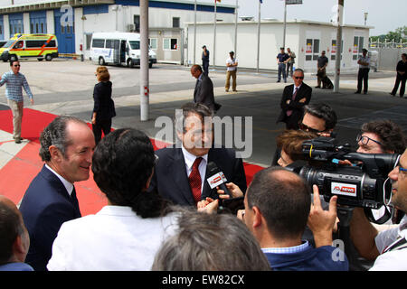 Italien, Venedig: Der Bürgermeister von Venedig Luigi Brugnaro spricht mit Journalisten nach der Ankunft der First Lady Michelle Obama am Flughafen Marco Polo in Venedig auf Freitag, 19. Juni 2015, in Venedig Stockfoto